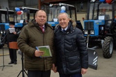 Валерий Радаев вручил ЗАТО Шиханы трактор «Беларус-82.1»