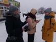 Работники ДК "Корунд" в День освобождения Ленинграда о фашистской блокады раздали шиханцам буклеты