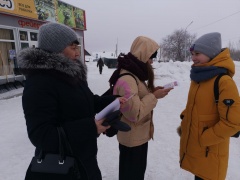 Работники ДК "Корунд" в День освобождения Ленинграда о фашистской блокады раздали шиханцам буклеты