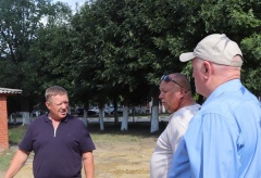 В Шиханах идёт ремонт тротуаров у социально важных объектов