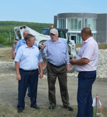 Депутат Госдумы проконтролировал проведение работ по ремонту дороги и благоустройству города