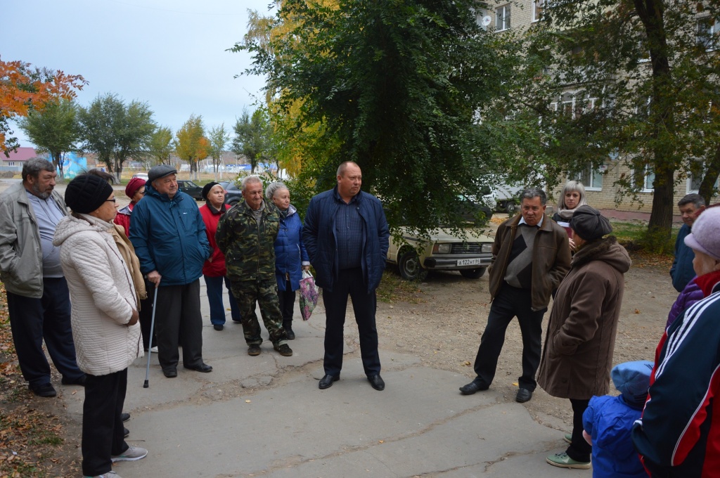 Жители домов обсуждали с главой насущные проблемы