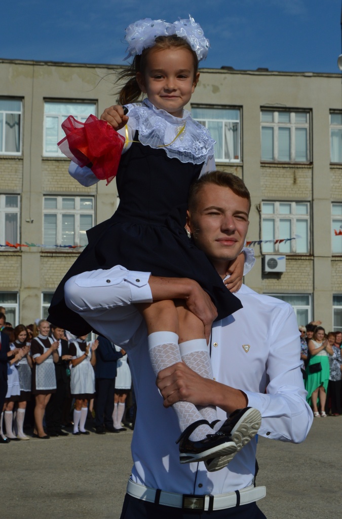На школьном дворе снова слышится смех 3.jpg